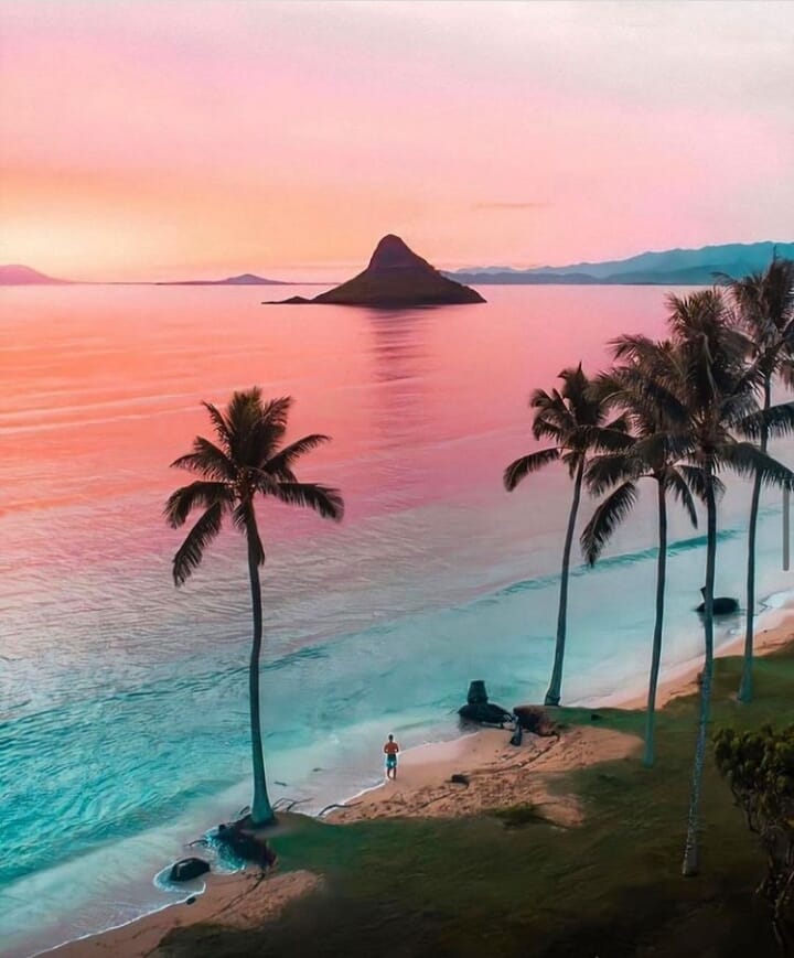 Urlaub, Hawaii. Schöner Sonnenaufgang am Strand von Hawaii.